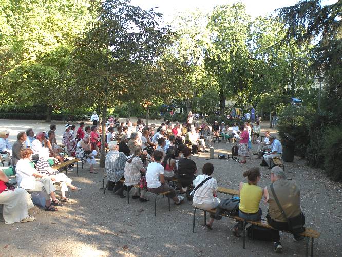 Le public, le 20 aot 2010, lors des 12mes Rencontres littraires dans le jardin des Prbendes  Tours.