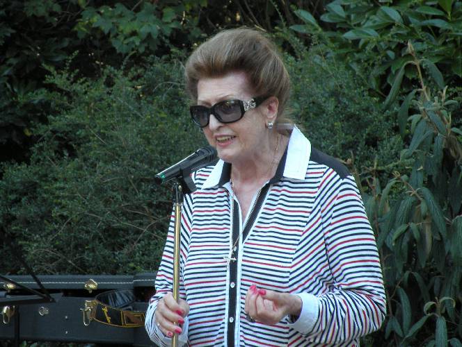 Mme Madeleine Michaud, le 20 août 2010, lors des 12 èmes Rencontres littéraires dans le jardin des Prébendes à Tours.