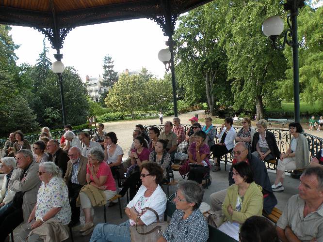 Une partie du public lors de le rencontre littéraire consacrée à André Theuriet, le 27 août 2010, dans le jardin des Prébendes à Tours.