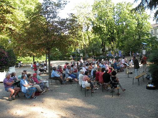 Le public lors de la Rencontre littraire dans le jardin des Prbendes, le 19 aot 2011.