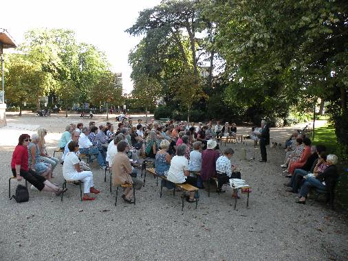 Le public, lors de la rencontre littraire consacre au Pr. mile Aron, le 5 aot 2011, dans le jardin des Prbendes  Tours.