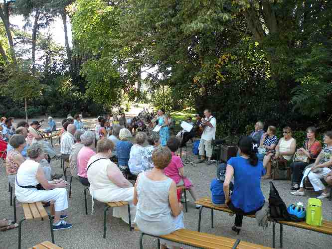 Le public lors de la rencontre littraire sur le thme Enfances, le 10 aot 2012, dans le jardin des Prbendes  Tours.