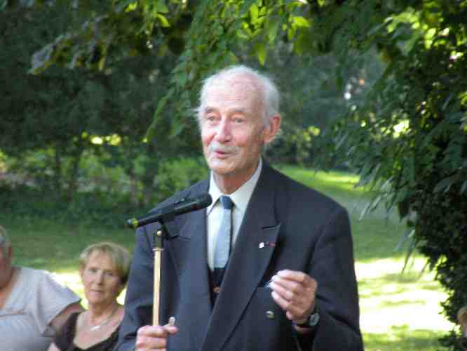 Le Pr Gilbert Lelord lors des changes avec le public,  la fin de la rencontre littraire sur le thme Enfances, le 10 aot 2012, dans le jardin des Prbendes  Tours.