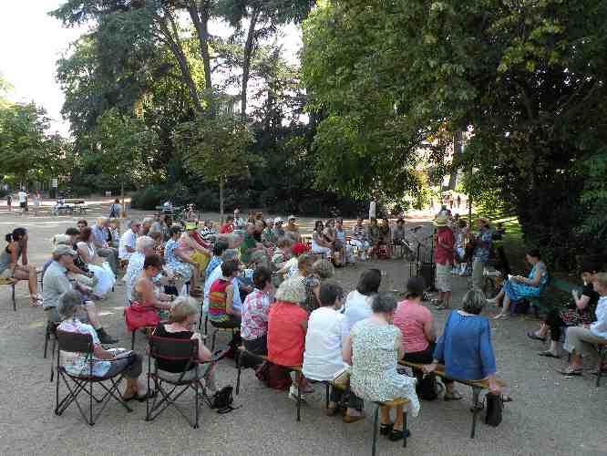 Le public lors du spectacle de posie sur Les ponts, le 17 aot 2012, dans le jardin des Prbendes  Tours.