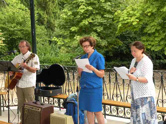 Michel Caao, Miriam Brunault et Catherine Rault-Crosnier pendant la lecture de la confrence consacre  Paul Celan, le 24 aot 2012, dans le jardin des Prbendes  Tours.