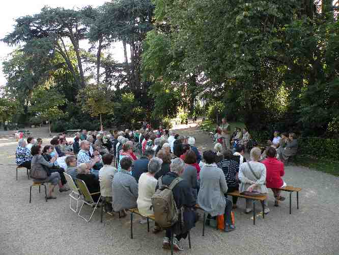 Le public lors de le rencontre consacrée à Jean-Luc Moreau, le 31 août 2012, dans le jardin des Prébendes à Tours.