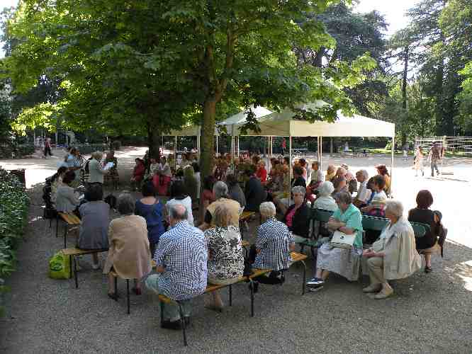 Le public lors de la rencontre littraire consacre  Jean-Jacques Rousseau, le 3 aot 2012, dans le jardin des Prbendes  Tours.