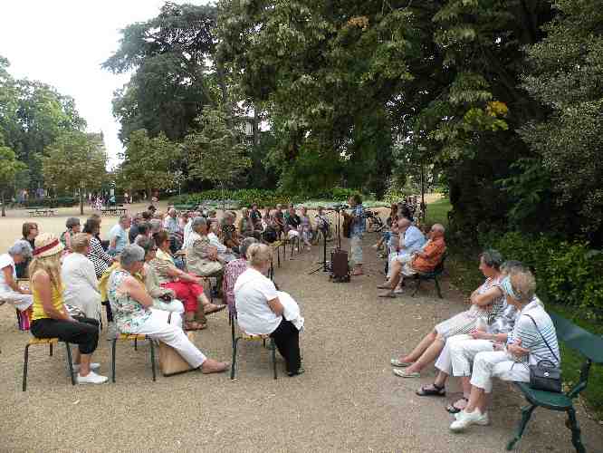 Le public lors de la rencontre littraire consacre au Dr Ledouble, le 16 aot 2013, dans le jardin des Prbendes  Tours.