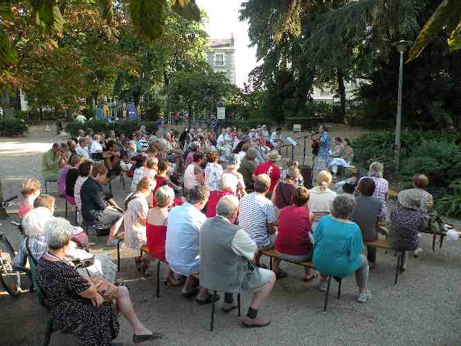 Le public lors du spectacle de posie sur La mer, le 23 aot 2013, dans le jardin des Prbendes  Tours.
