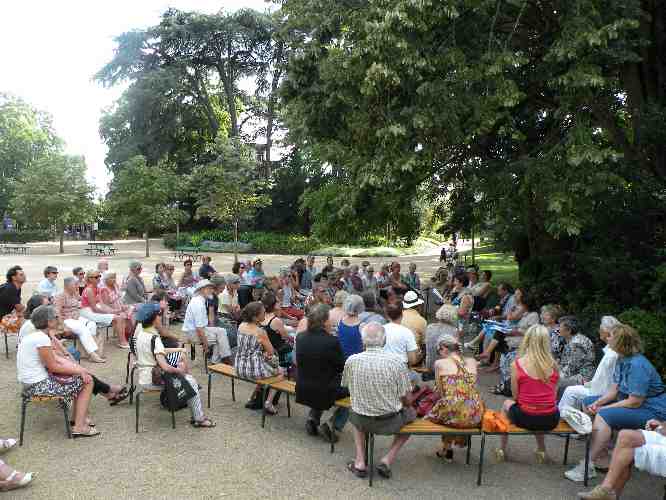 Le public lors de la rencontre littraire consacre  Alfred de Vigny, le 2 aot 2013, dans le jardin des Prbendes  Tours.