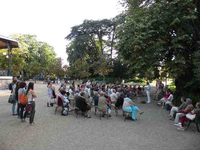 Le public lors de la rencontre littraire consacre  Franois Lacore, le 30 aot 2013, dans le jardin des Prbendes  Tours.