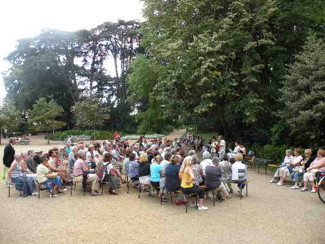 Le public lors de la rencontre littraire consacre  Alfred de Vigny, le 9 aot 2013, dans le jardin des Prbendes  Tours.