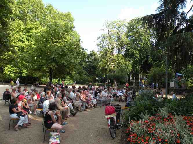 Le public lors de la Rencontre littraire consacre  Ren Boylesve et Le bonheur  cinq sous, le 1er aot 2014, dans le jardin des Prbendes  Tours.