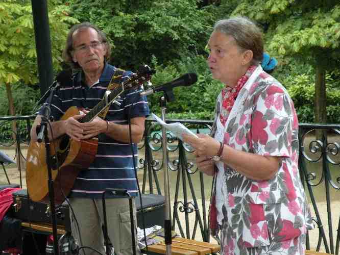 Michel Caao et Catherine Rault-Crosnier, lors du spectacle de posie sur le bonheur, le 8 aot 2014, dans la jardin des Prbendes  Tours.