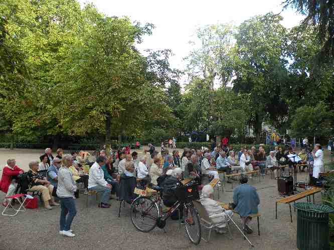 Le public lors de la rencontre littraire consacre  Bergson, le 22 aot 2014, dans le jardin des Prbendes  Tours.