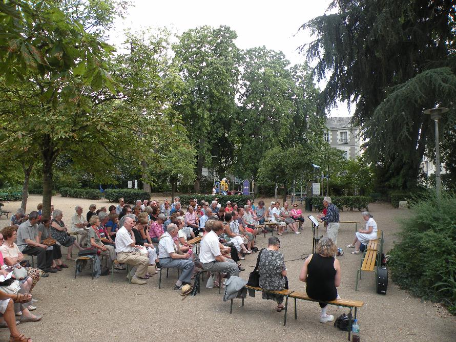 Le public lors de la Rencontre littraire dans le jardin des Prbendes  Tours, consacre  Jacques Body, le 7 aot 2015.