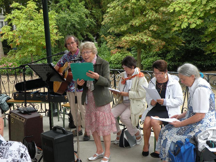 Les lecteurs lors du spectacle de posie sur Les Yeux, dans le cadre des Rencontres littraires dans le jardin des Prbendes,  Tours, le 14 aot 2015.