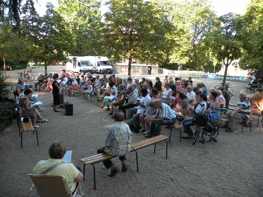 Le public lors de la rencontre littraire du 21 aot 2015, dans le jardin des Prbendes  Tours, consacre  la vie de Joachim du Bellay.