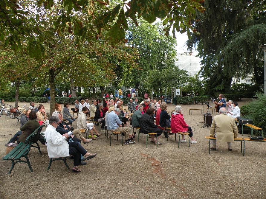 Le public lors de la Rencontre littraire du 28 aot 2015, consacre  la posie de Joachim du Bellay, dans le jardin des Prbendes  Tours.