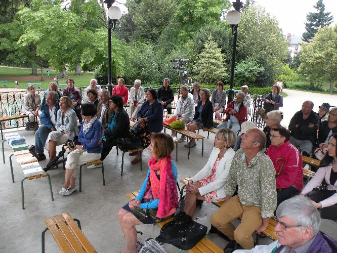 Une partie du public lors de la Rencontre littraire du 19 aot 2016, dans le jardin des Prbendes  Tours.