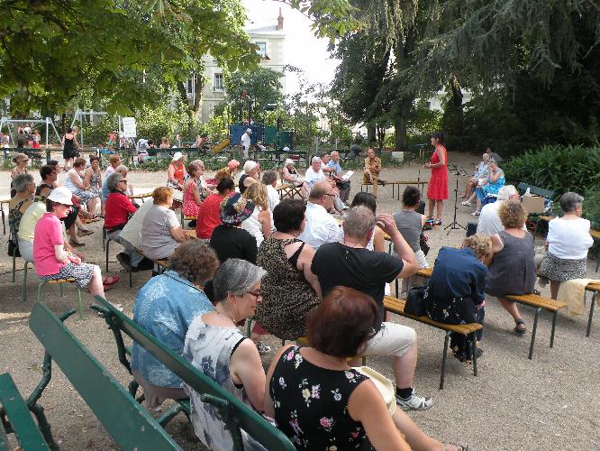 Une partie du public lors de la Rencontre littraire du 26 aot 2016, dans le jardin des Prbendes  Tours.