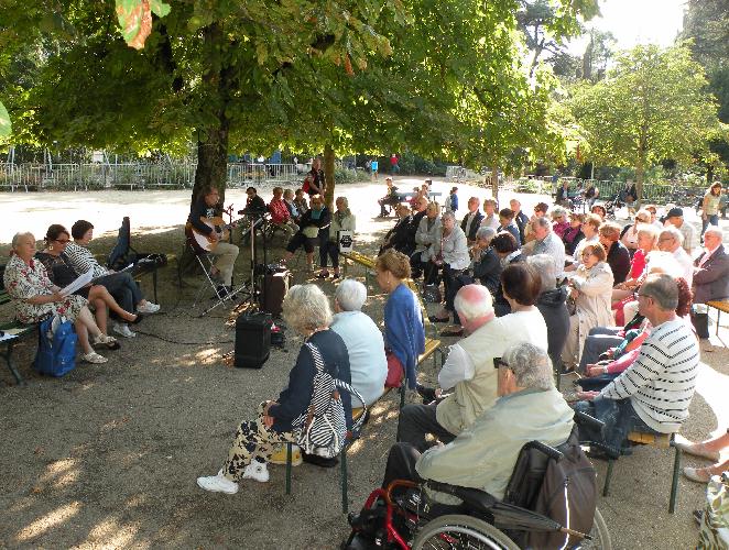 Rencontre du 11 août 2017 dans le jardin des Prébendes à Tours, consacrée au spectacle de poésie sur "Le bonheur".