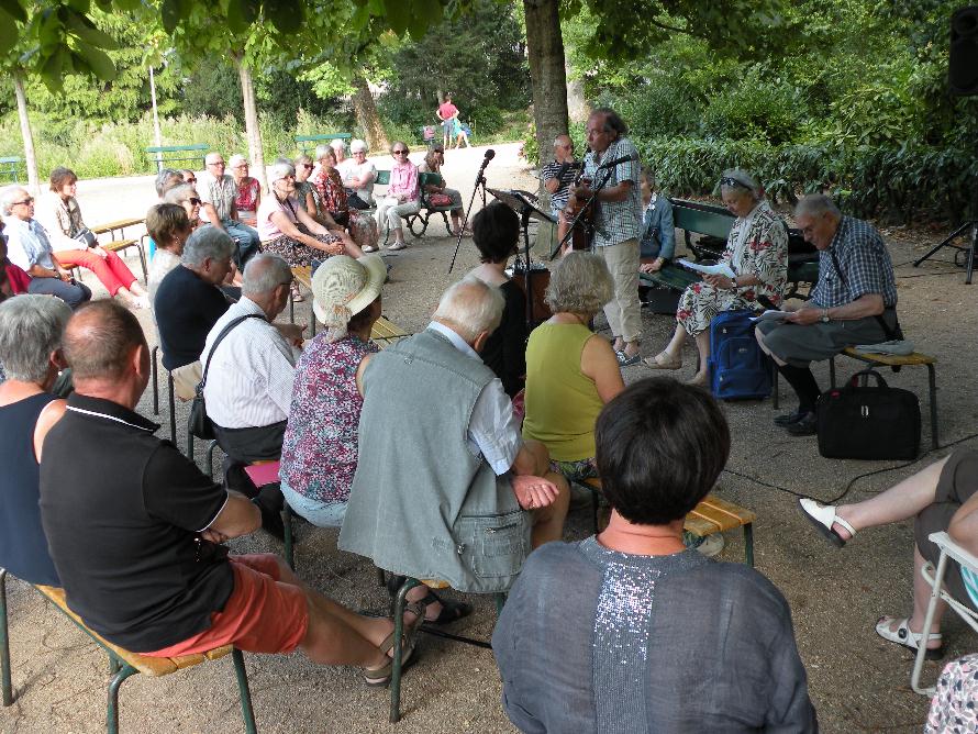 Une partie du public lors de la Rencontre littraire consacre au spectacle de posie sur l'enfant, le 2  aot 2019.