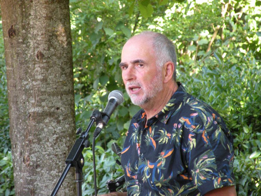 Jean-Luc Porhel lors de son intervention lors des Rencontres littraires dans le jardin des Prbendes, le 30 aot 2019.