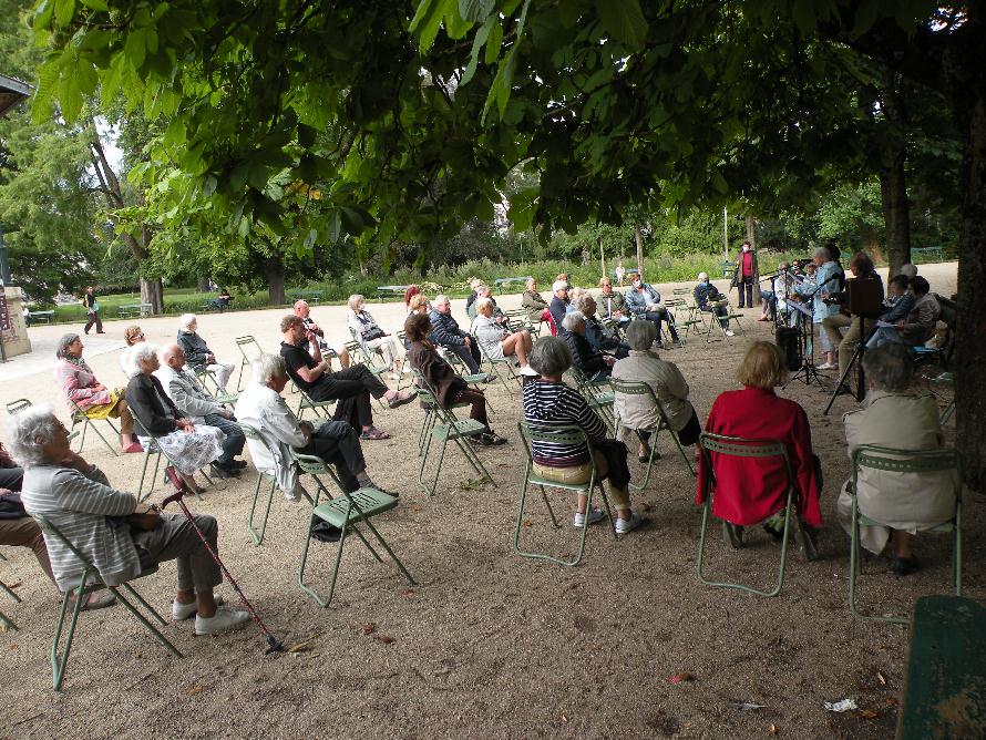Une partie du public lors de la Rencontre littéraire dans le jardin des Prébendes, du 6 août 2021, consacrée au rêve.