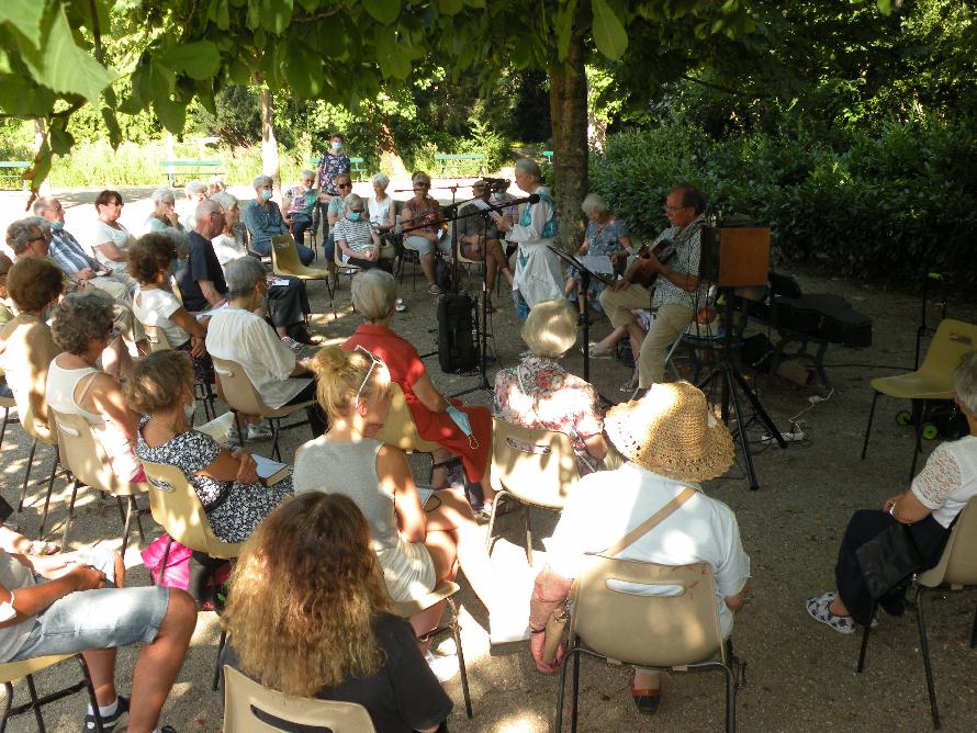 Une partie du public lors de la Rencontre littéraire dans le jardin des Prébendes, du 13 août 2021, consacrée à la rétrospective.