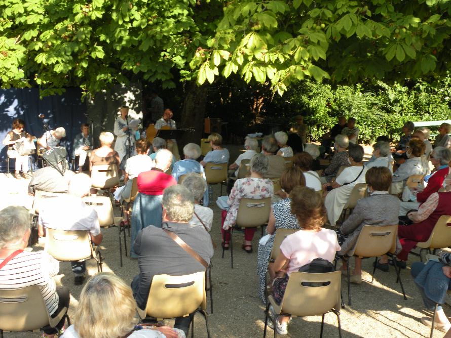Une partie du public lors de la Rencontre littéraire dans le jardin des Prébendes, du 20 août 2021, consacrée à la vie.