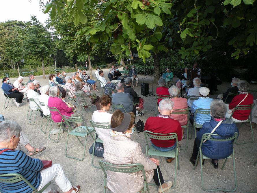 Une partie du public lors de la Rencontre littéraire dans le jardin des Prébendes, du 27 août 2021, consacrée au partage.