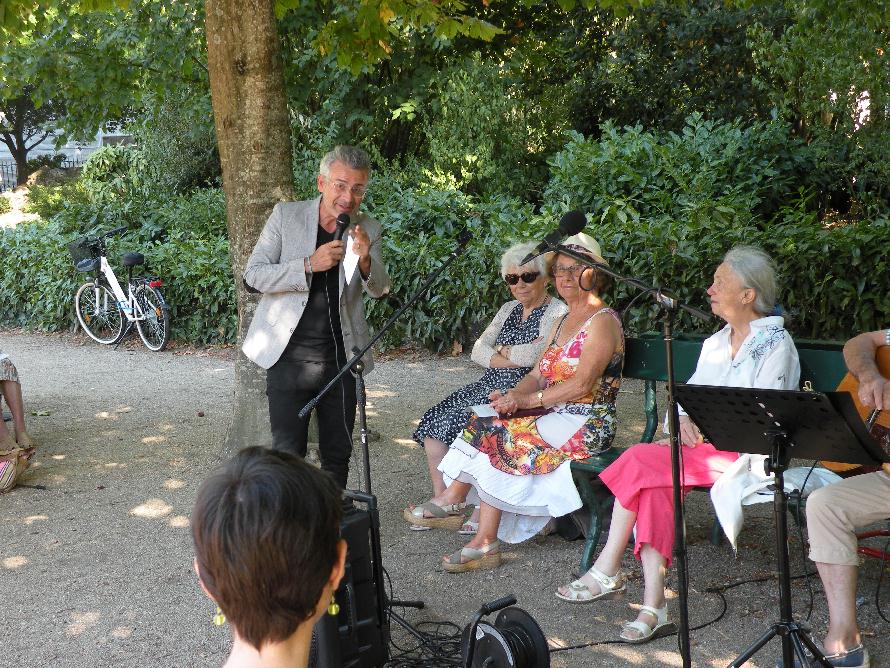 Monsieur Emmanuel Denis, maire de Tours,  la fin de la Rencontre du 5 aot 2022, dans le jardin des Prbendes.