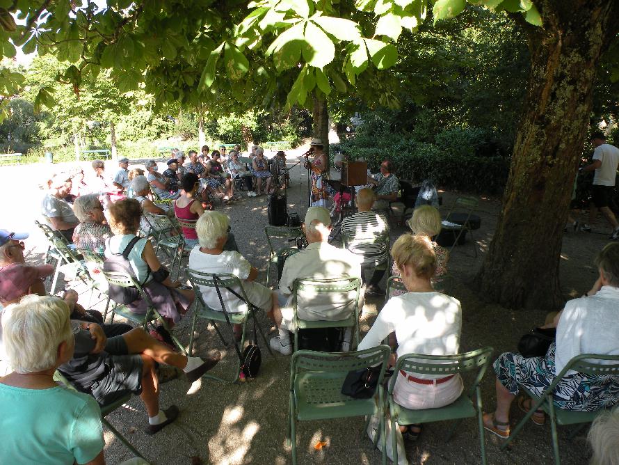 Une partie du public lors de la Rencontre littéraire dans le jardin des Prébendes, du 5 août 2022, consacrée au spectacle de poésie sur la liberté.