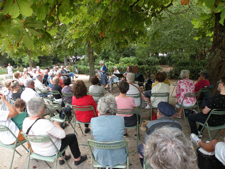 Une partie du public lors de la Rencontre littraire dans le jardin des Prbendes, du 19 aot 2022, consacre au spectacle de posie sur Force et faiblesse.