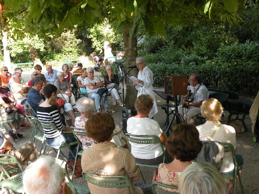 Une partie du public lors de la Rencontre littraire dans le jardin des Prbendes, du 26 aot 2022, consacre au spectacle de posie sur Guerre et paix.