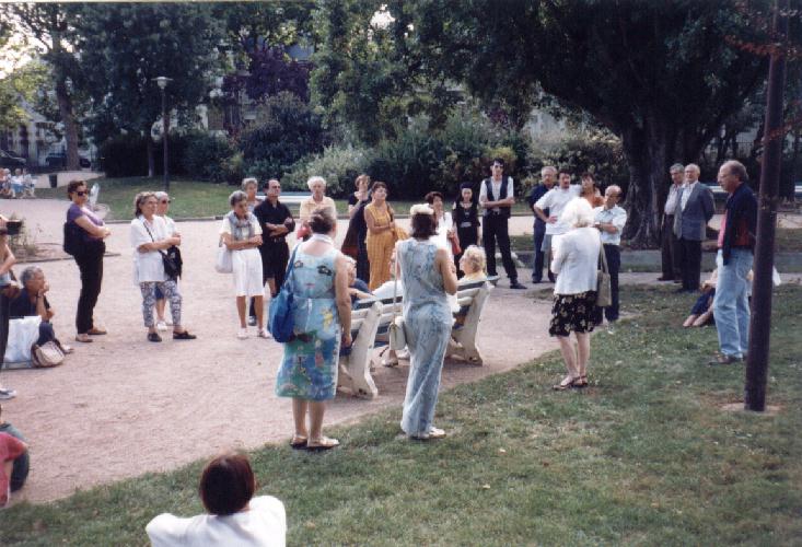 Pendant la lecture de la rencontre sur Ren BOYLESVE, dans le jardin Ren Boylesve, le 27 aot 1999