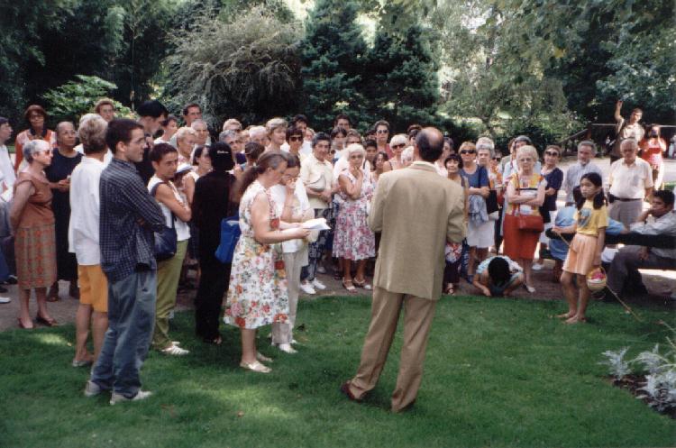 Pendant la lecture de la rencontre sur RACAN, au jardin des Prbendes, le 20 aot 1999