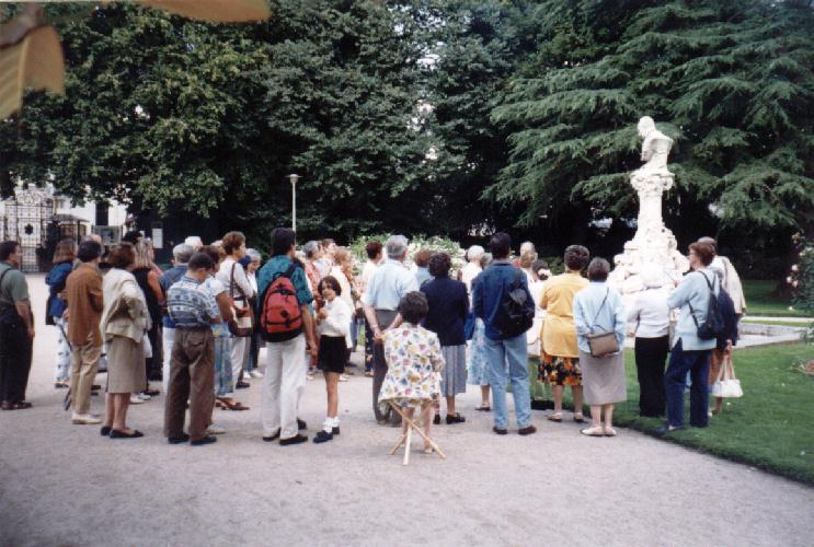 Pendant la lecture de la rencontre sur Ronsard, au jardin des Prbendes, le 20 aot 1999